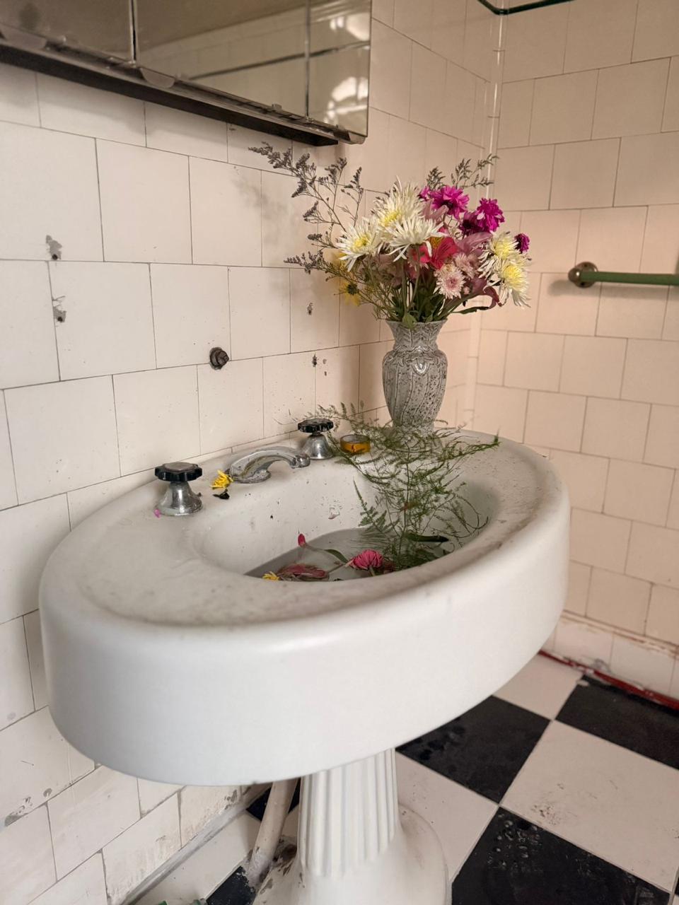 Pileta con flores